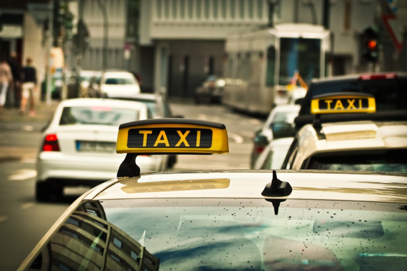 taxis-CHATEAUVIEUX-min_road-traffic-car-glass-driving-city-583084-pxhere.com