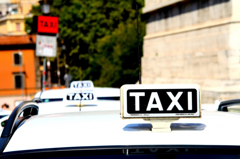 taxis-CHATEAUVIEUX-min_taxi_auto_rome_road_white-1051610